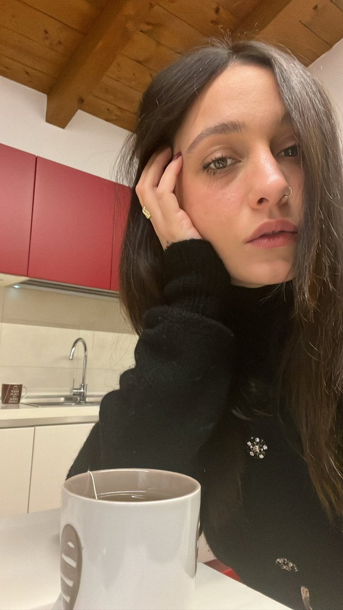 Franci_Ciani's tweet photo. Oggi: di nero, di capelli lunghi, di labbra ben idratate e tazze di tè fumanti. Domani chissà https://t.co/KbtYDXLgU8