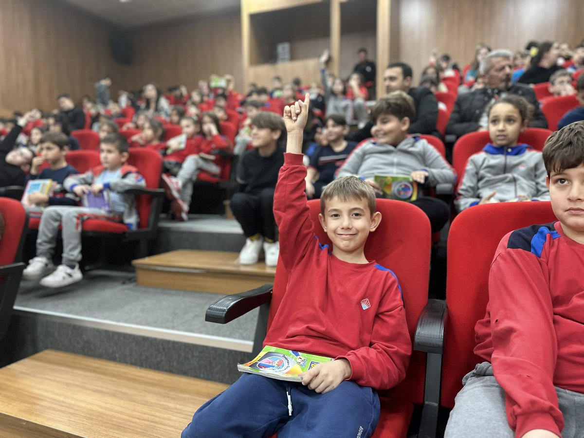 BahcesehirFatsa's tweet photo. Öğrencilerimize kitap okuma alışkanlığı kazandırmak ve kitap sevgisi aşılamak amacıyla okulumuzda düzenlenen imza gününde, çocuk kitapları yazarı Sayın Birsen Ekim Özen'i ağırladık.
Öğrencilerimizin kitaplarını imzalayan Sayın Birsen Ekim Özen’e teşekkür ediyoruz. https://t.co/eWrMUvIAMs