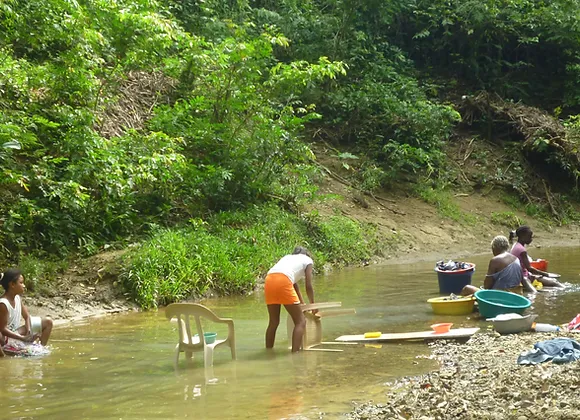 OrlandoDeavilaP's tweet image. Esa tarde tres niñas iban camino a casa tras bañarse en las aguas del arroyo de San Basilio de Palenque. De repente una mujer apareció y abrazó a una de las niñas. Era su madrina. Tras un breve intercambio de palabras la tomó de la mano y se la llevó de vuelta al arroyo.