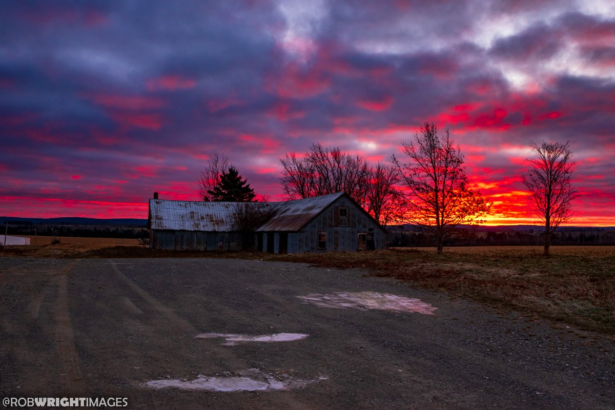 RobWrightImages's tweet photo. Today's sunrise from Northern Maine was spectacular, complete with a vivid sun pillar! #MEwx #Maine #StormHour
--
November 21, 2023
Fort Fairfield, Maine https://t.co/6a87LdjNlr