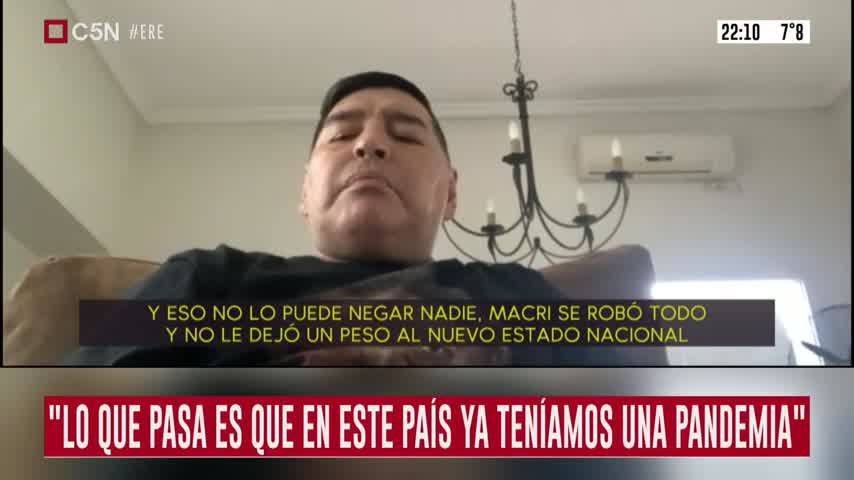 WalterRotundo's tweet photo. Qué asco de persona es Mauricio Macri, que esperó a que Maradona se muera para criticarlo públicamente. Pasa que Diego lo nockeaba siempre. Al lado, o en la otra punta del mundo.
Qué asco que la etapa de MM se termine dentro de 100 años, cuando le paguemos la última cuota al FMI. https://t.co/ONeaPObOJo