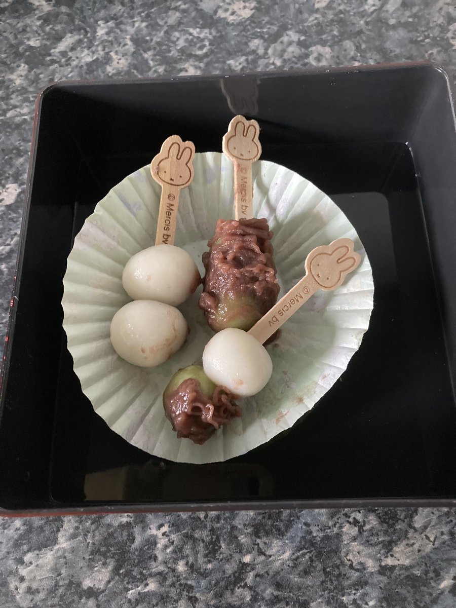 milky66's tweet photo. 今週のお菓子

久しぶりにお天気が良いので
綺麗な色を使いたくて
こんな感じの練り切り。

お団子は中にこし餡を包
白 と抹茶
お持ち帰りも https://t.co/xM03YUNDS7