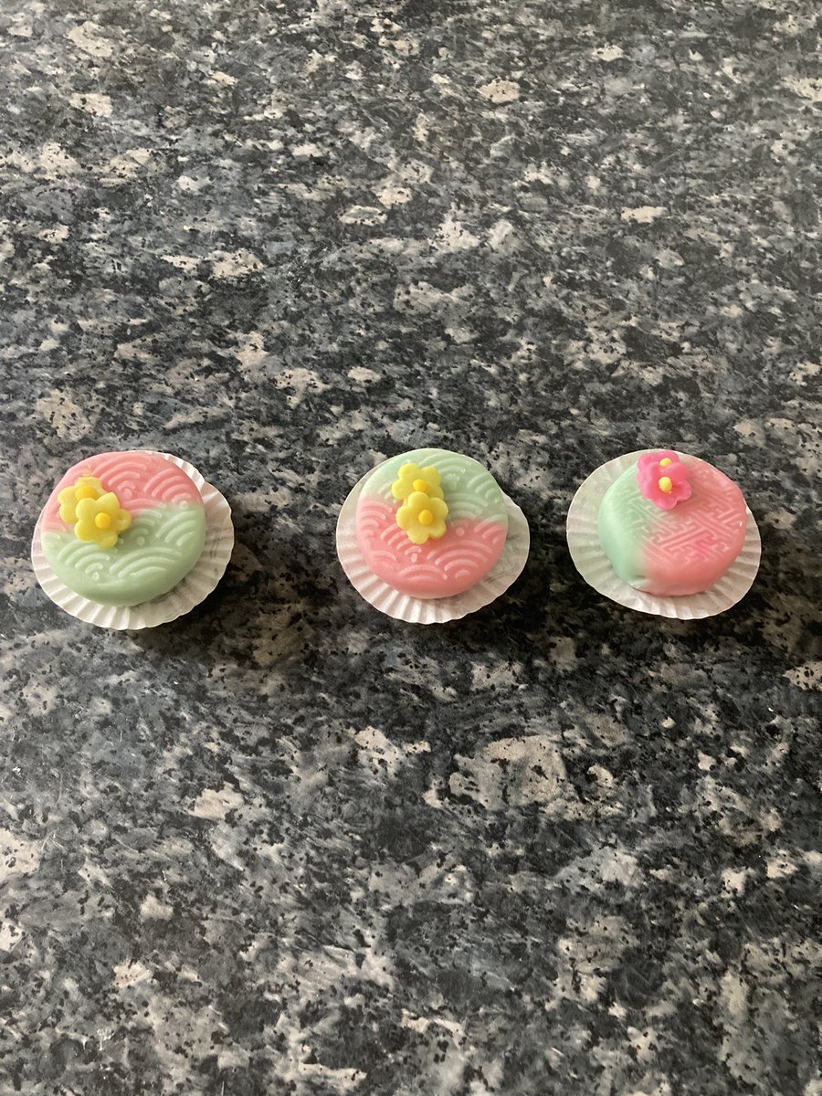 milky66's tweet photo. 今週のお菓子

久しぶりにお天気が良いので
綺麗な色を使いたくて
こんな感じの練り切り。

お団子は中にこし餡を包
白 と抹茶
お持ち帰りも https://t.co/xM03YUNDS7