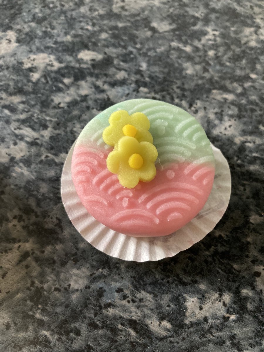 milky66's tweet photo. 今週のお菓子

久しぶりにお天気が良いので
綺麗な色を使いたくて
こんな感じの練り切り。

お団子は中にこし餡を包
白 と抹茶
お持ち帰りも https://t.co/xM03YUNDS7