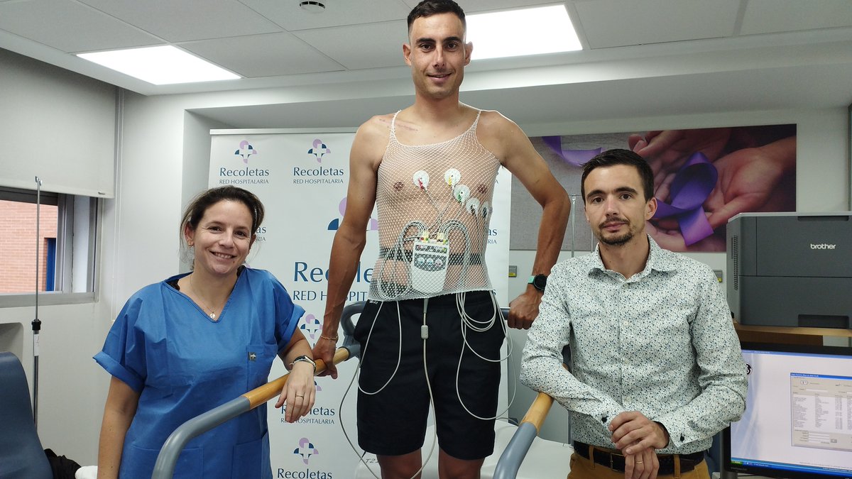 RecoletasSalud's tweet photo. ℹ Los corredores profesionales del equipo ciclista Burgos BH han visitado el Hospital Recoletas Burgos 🏥 para someterse a un exhaustivo reconocimiento médico con el Dr. Marcos Álvarez, cardiólogo del Instituto Cardiopulmonar Recoletas. 🫀🥼 https://t.co/Hg20rjibez