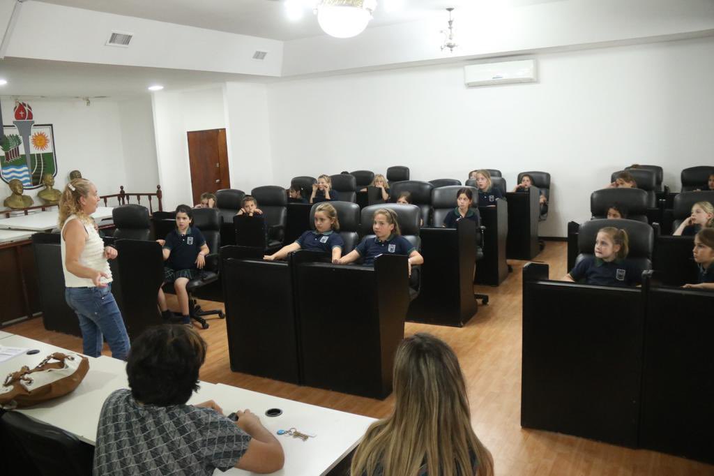 jaimemendezh's tweet photo. Esta mañana recibimos la visita de los alumnos de 3er grado del Colegio Sagrada Familia, que se acercaron a conocer el Palacio Municipal #SanMiguel https://t.co/m7ANpz4YaO