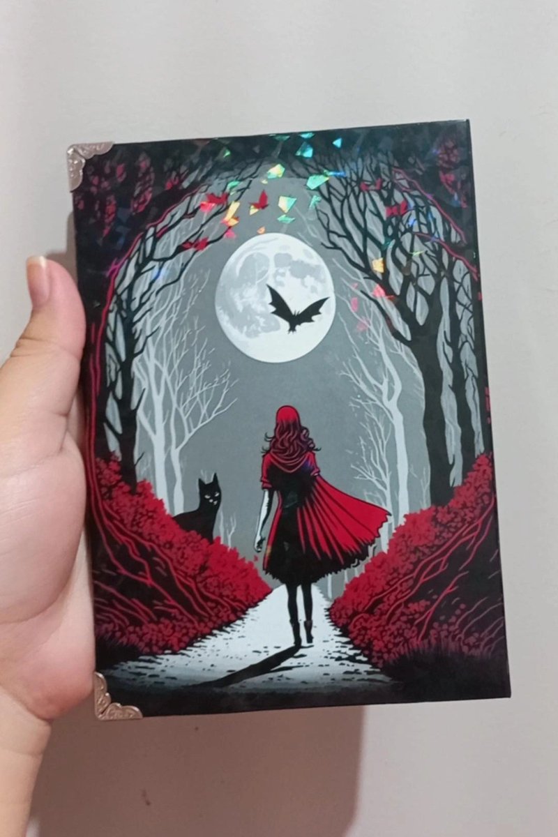 EfitiaLexa's tweet photo. só pra dizer pra vocês que minha capinha personalizada do kindle (que parece um livro capa-dura muito do fofinho) já chegou 🗣🗣🗣

agora falta só do tabuleiro ouija https://t.co/ocNNyRndKQ
