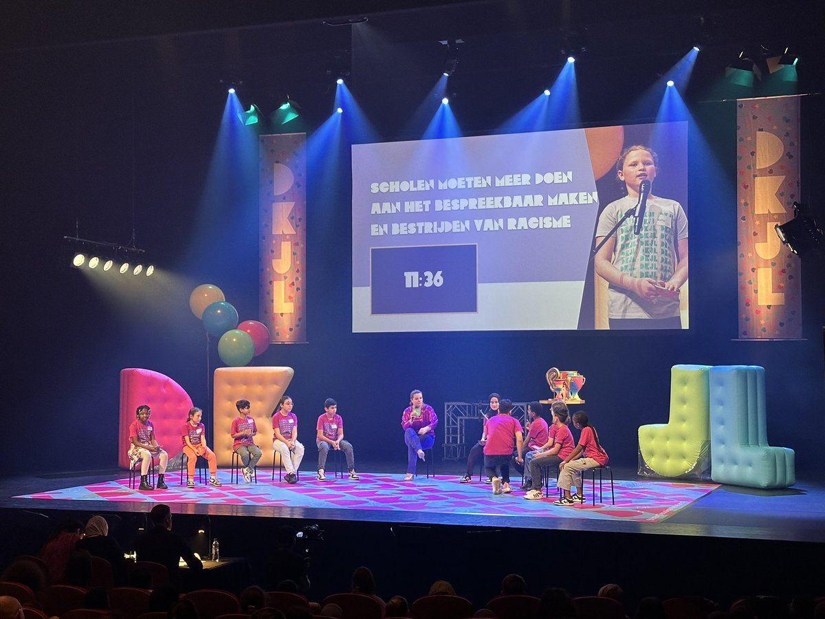 maartbru's tweet photo. Zaanse Debatbattle 2023 was geweldig. Met dank aan @St_DKJL voor de organisatie. Prachtig om leerlingen uit Zaandam Oost dit podium te geven en hen met elkaar respectvol te horen discussiëren over drie uitdagende stellingen. Wat mij betreft is Zaanstad een traditie rijker. https://t.co/5cYRsq6tPe