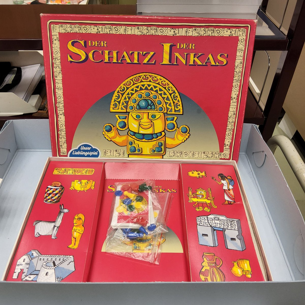 IAI_Bibliothek's tweet photo. Sucht Ihr nach einem Thema für eine Abschlussarbeit? Wie wäre es mit Gesellschaftsspielen? 🎲 Bei uns findet Ihr alte und neue,  aus und über Lateinamerika - Einfach im Katalog nach "aiw spiel" suchen. 
Im Lesesaal kann man die Spiele natürlich auch spielen 😉 https://t.co/enpuOPjJHN