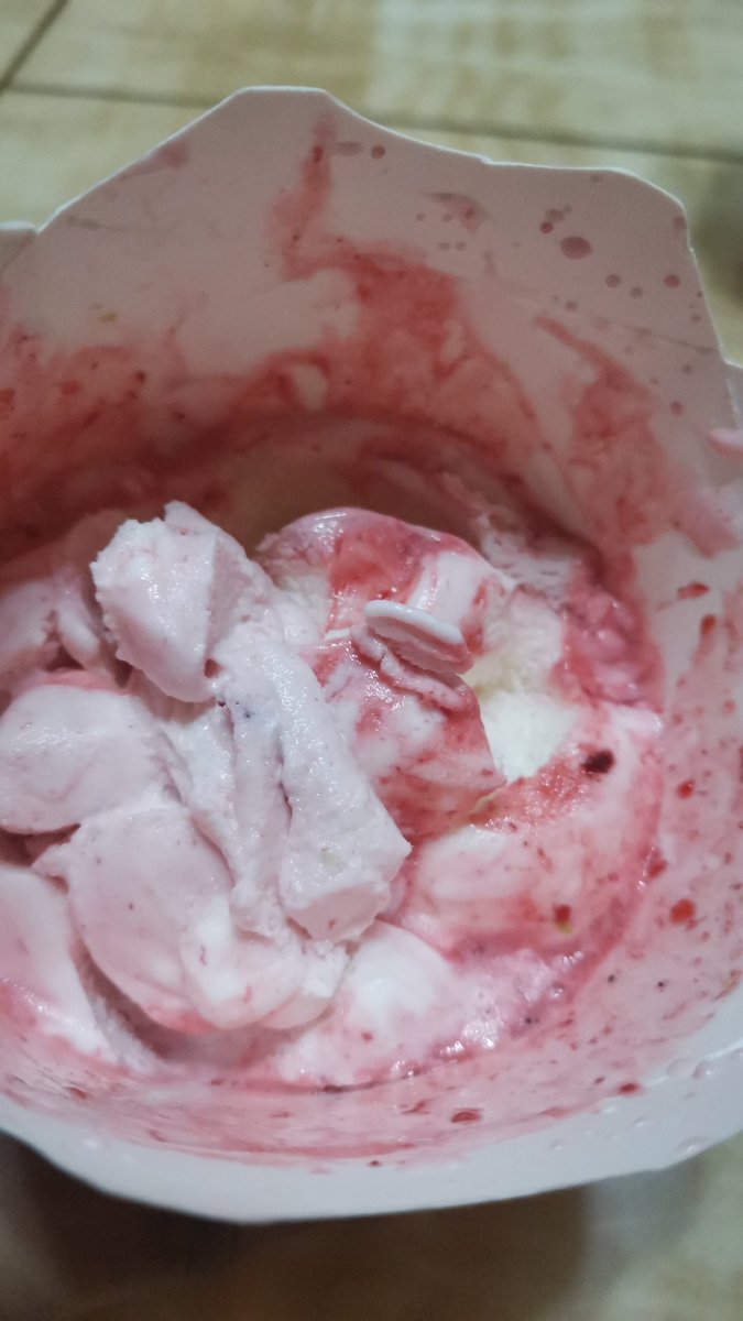ChyamBee's tweet photo. @McDo_PH Bakit walang oreo mga Mcflurry namin? From Mcdo Plaridel, Bulacan. 🥴😔 https://t.co/oEVJKhiL0x