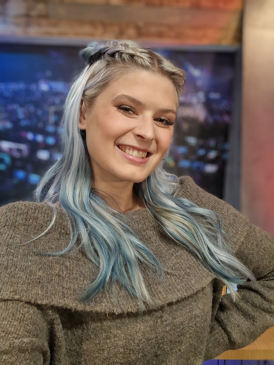 Heute Abend um 22:55 Uhr gibt's wieder ne neue Folge eFernsehen auf <a href="/ProSiebenMAXX/">ProSieben MAXX</a>. 

Dieses mal geht's unter anderem um das neue Naruto Game, die VBL und die Worlds. 

Als Experte ist <a href="/AzZzeFIFA/">Patrick Straschek</a> dabei 😁
Und statt Paul sitzt dieses mal <a href="/retakehauke/">Hauke van Göns</a> neben mir 😉