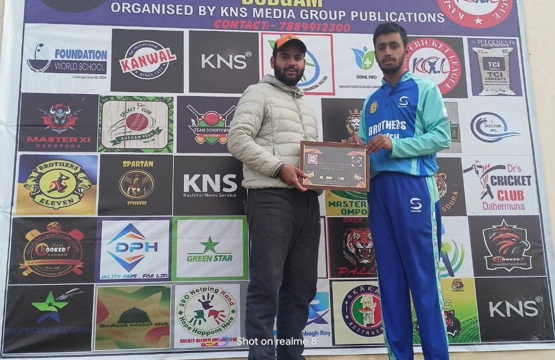 Kashmir Cricket League Budgam (KCL), organised by @KNSKashmir. Team Brothers XI defeated Gulzar XI Hakermulla by 6 wickets and thus qualified to finals #ZeeshanLefty bags man of the match. @OfficeOfLGJandK @diprjk @JmuKmrPolice @akshaylabroo @nuzhatjehangir @DC_Budgam…