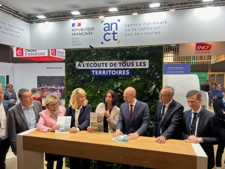 #SMCL2023 remise de mon Rapport de Mission Territoires connectés et durables porté conjointement par <a href="/FaureDominique/">Dominique Faure</a> et <a href="/jnbarrot/">Jean-Noël Barrot</a> pour un déploiement des usages numériques accélérateur de #TransitionEcologique <a href="/ANCTerritoires/">Agence nationale de la cohésion des territoires</a> <a href="/ANumANCT/">Aménagement Numérique - ANCT</a> <a href="/Economie_Gouv/">Ministère de l'Économie et des Finances</a> <a href="/DGEntreprises/">Direction générale des Entreprises</a>