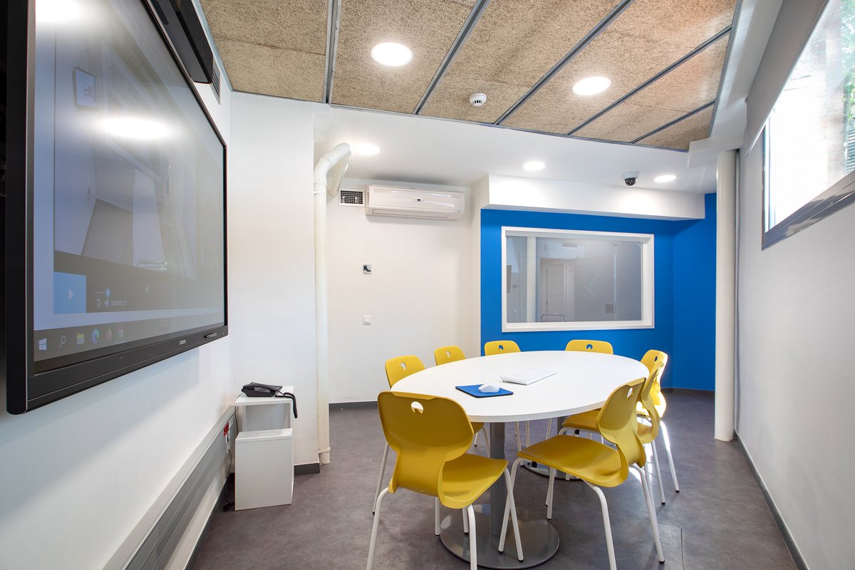UB_IL3's tweet photo. 🚀Amb l'IL3-UB no només aprens, sinó que t'enganxes a reptes que et preparen per al món laboral real. Amb les aules de simulació, acostem l'experiència acadèmica a la realitat professional. #IL3UB https://t.co/kxvqlwJP9U