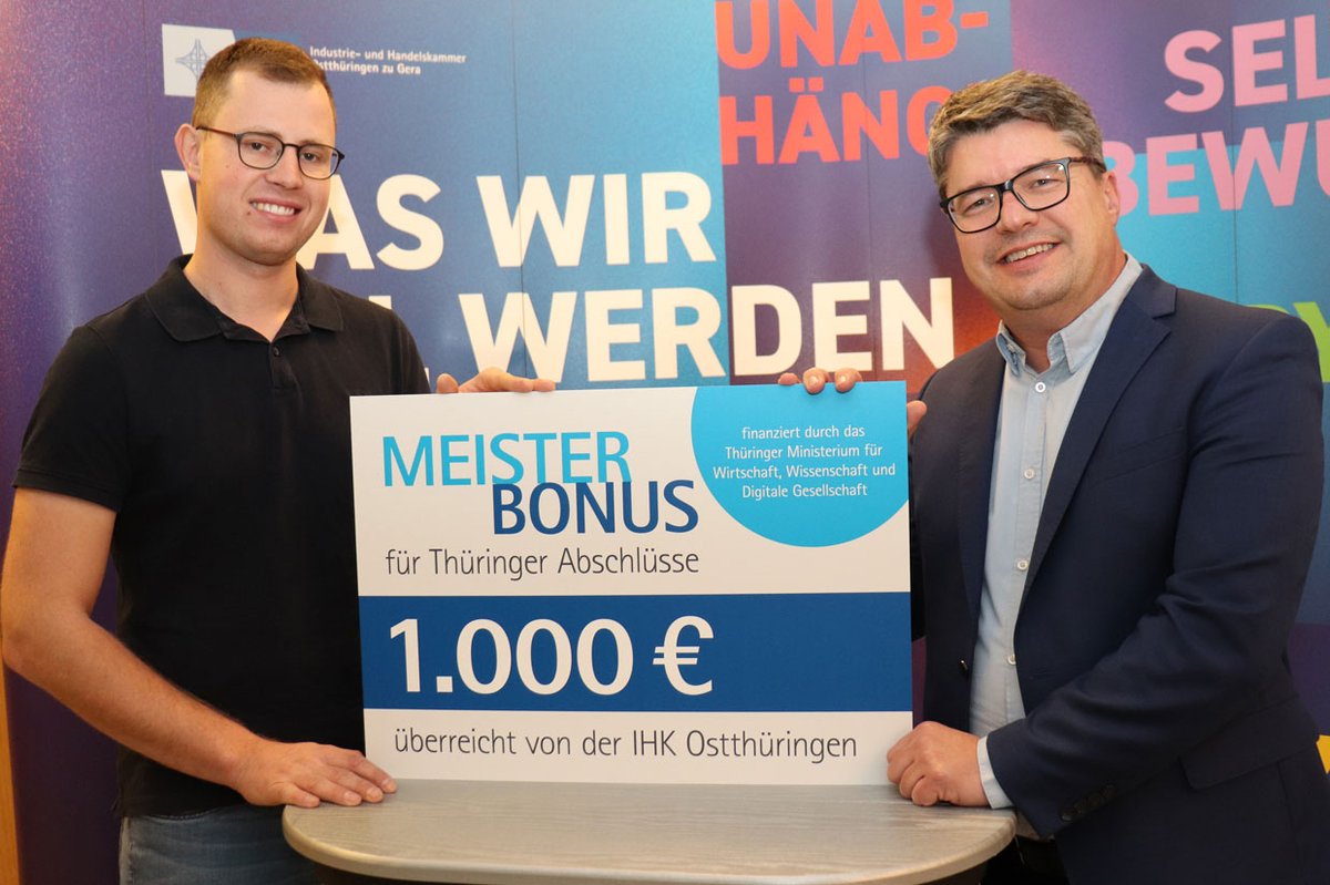 IHK_Gera's tweet image. ☝Der Technische #Betriebswirt Wilhelm Blöthner gehört zu den ersten #Absolventen der #IHKOT, der seinen #Meisterbonus in Höhe von 1.000 € erhält 💶heute übergeben von Matthias Säckl. Mehr Infos: gera.ihk.de/meisterbonus #GemeinsmaWeiterbilden