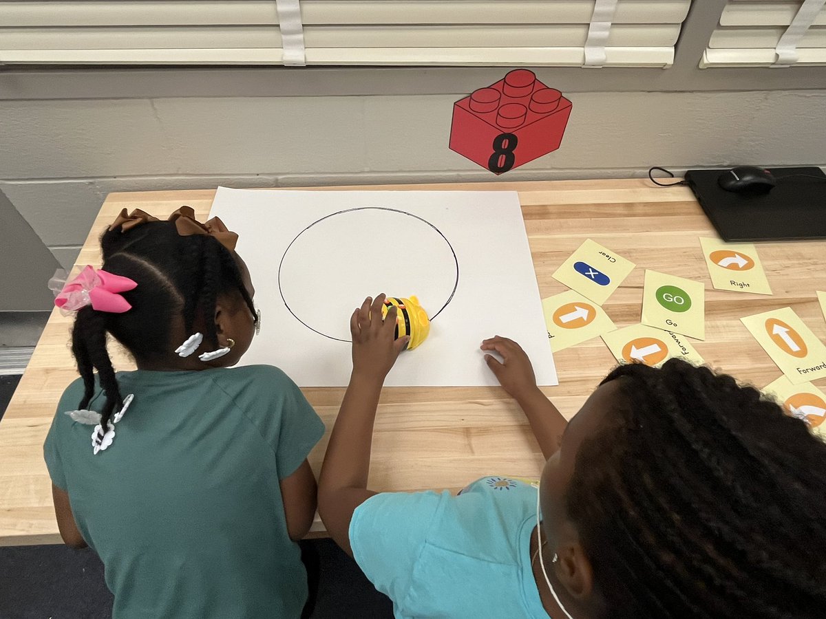 ScienceDcps's tweet image. San Mateo Elementary kindergarteners are intensely focused on STEM concepts and robots at our @DuvalSchools STEM Innovations Center. Engaging every child in STEM!