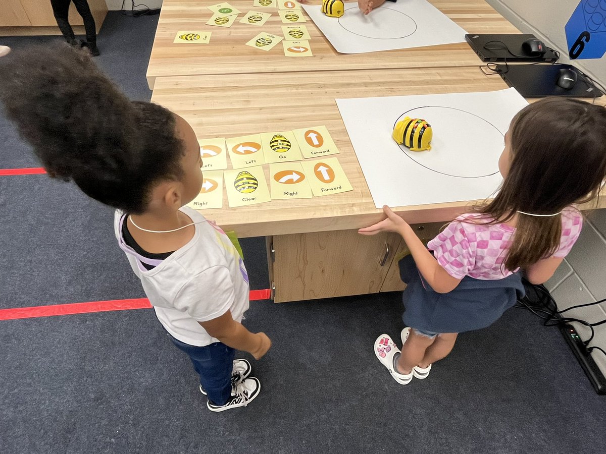 ScienceDcps's tweet image. San Mateo Elementary kindergarteners are intensely focused on STEM concepts and robots at our @DuvalSchools STEM Innovations Center. Engaging every child in STEM!