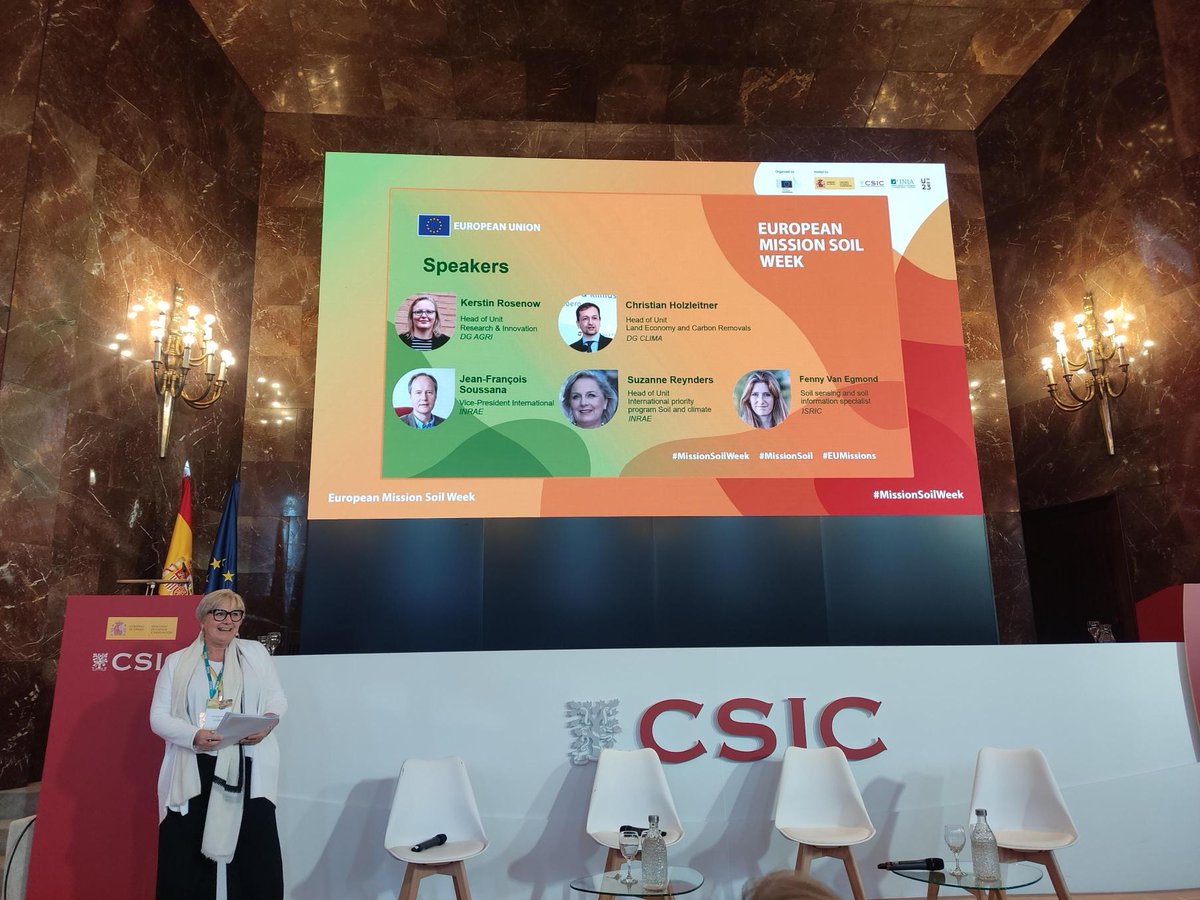 Suzanne Reynders, the @IRC_ORCaSa project's coordinator, is giving green light to the Soil Carbon IRC! 🚀 Follow us in Madrid or online: bit.ly/3GdiIih #MissionSoilWeek