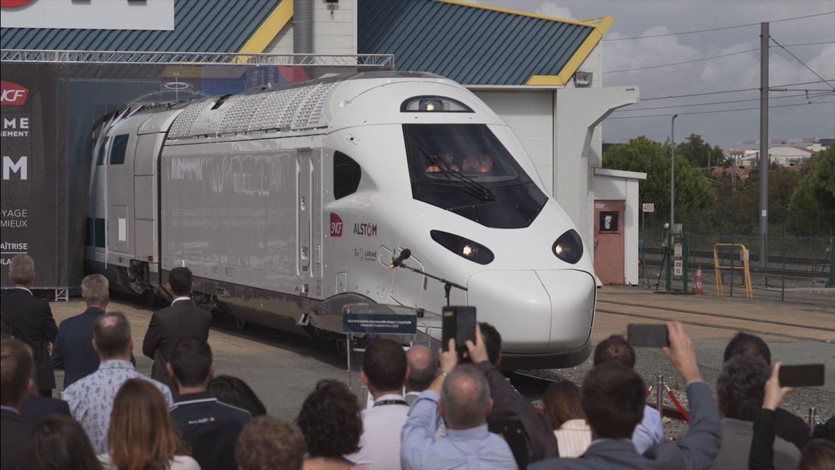 RMCDecouverte's tweet photo. 💥 #inedit 
🚄 Nouveau design, économies d’énergie, plus de passagers… le TGV-M, dévoilera en 2025 une série de nouveautés exceptionnelles !

📺 « TGV-M, la technologie du nouveau fleuron de la SNCF » le mardi 12 décembre, à 21h10 sur #RMCDécouverte ! https://t.co/UxC0SV7uY5
