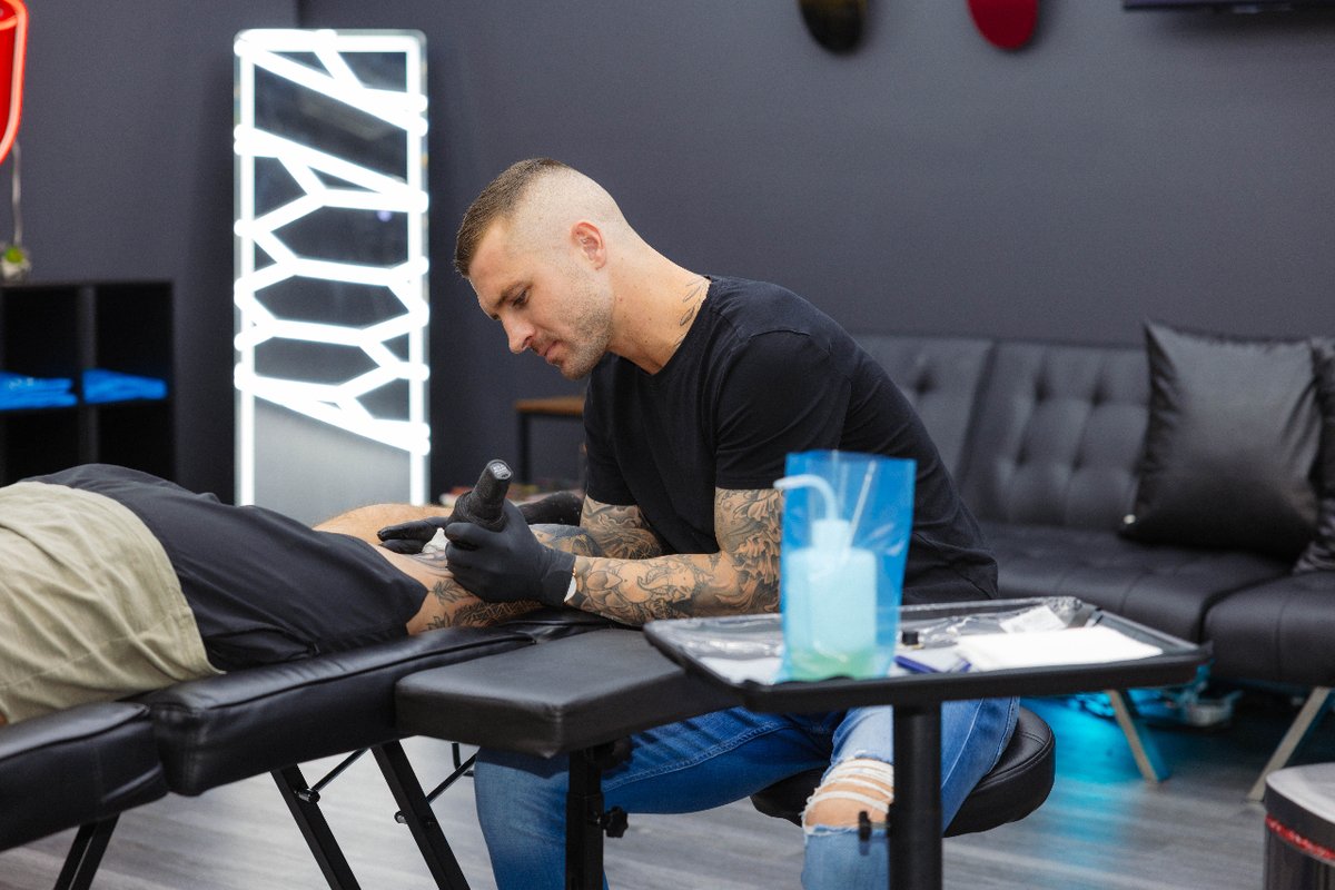 Petecasso_'s tweet photo. DM To Book 🤙
▪️ 
Proud User @freakfactorytattoosupply @dynamiccolor @fkirons @kwadron 

(2nd Slide) 📸 @berkleymcgaugheyphotography
▪️ 
#tattooartist #tattoos #finelinetattoos #northpalmbeach #floridatattoos #explorepage #blackandgrey #stencilstuff #singleneedletattoo https://t.co/eAqVu38UXs