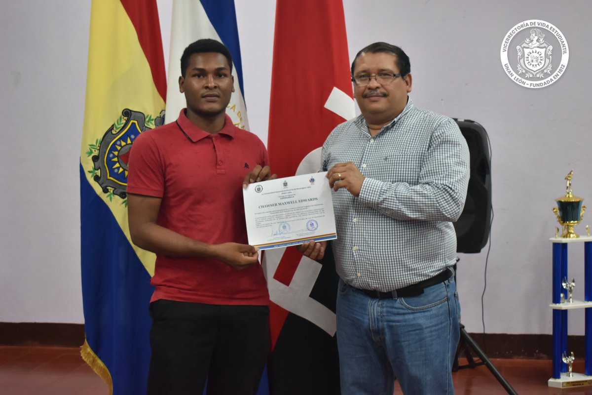 DAEunanleon's tweet photo. Entrega de certificado a estudiantes miembros activos del programa de Voluntariado Universitario UNAN León, durante el año académico 2023. https://t.co/jtfY6vtt5x