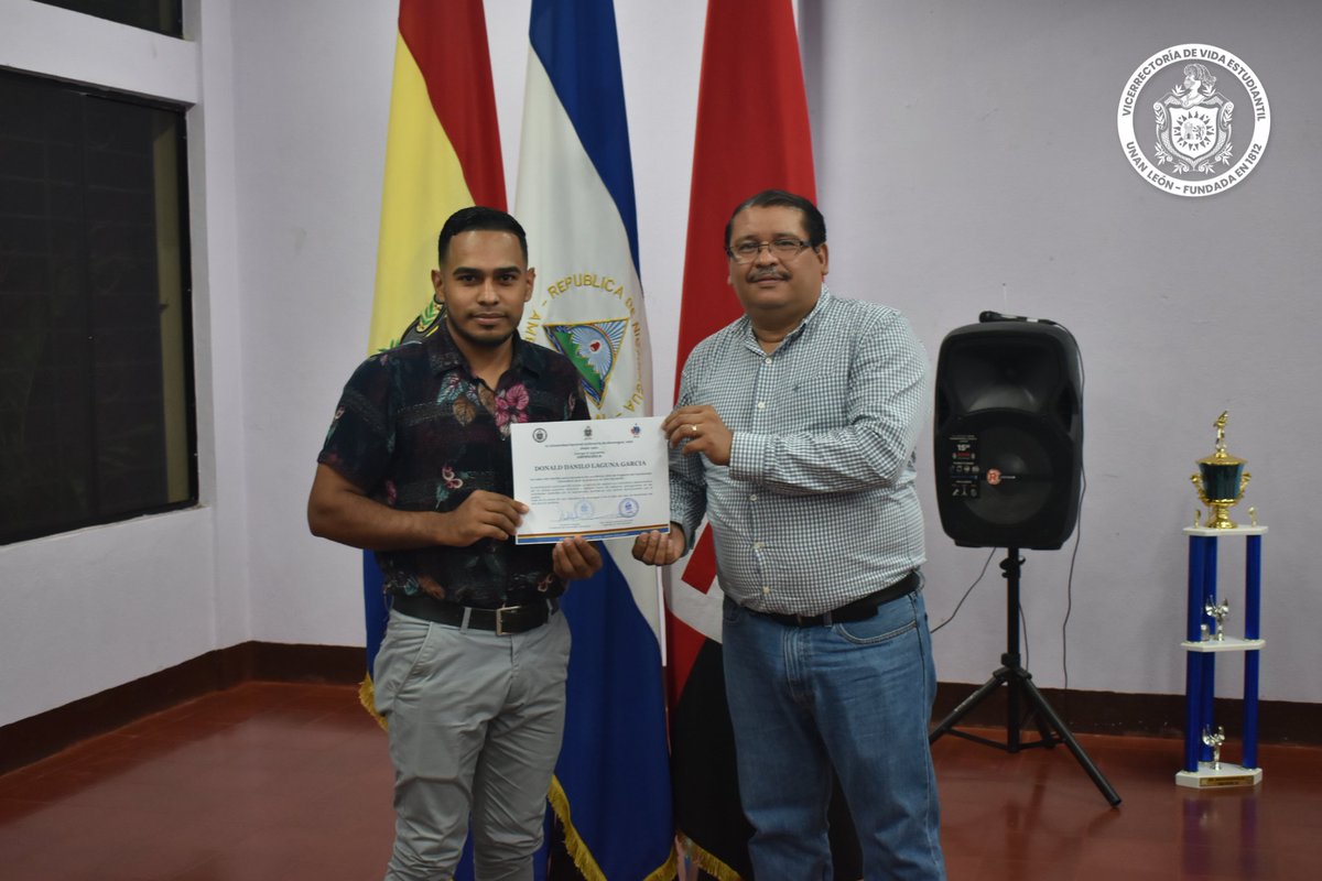 DAEunanleon's tweet photo. Entrega de certificado a estudiantes miembros activos del programa de Voluntariado Universitario UNAN León, durante el año académico 2023. https://t.co/jtfY6vtt5x