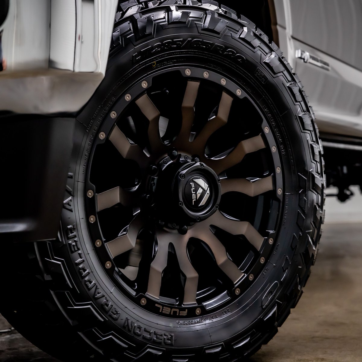 EAWCARS's tweet photo. Another great build through our shop @eaw_outfitted contact us to get your build started!! level, 20" @fueloffroad Blitz wheels wrapped in @nittotire Recon Grapplers, @retraxbedcovers Bed cover, @ampresearch Power steps &amp; @morimotolighting Headlights. https://t.co/yJm3TxG8HP https://t.co/8V1htukNTs