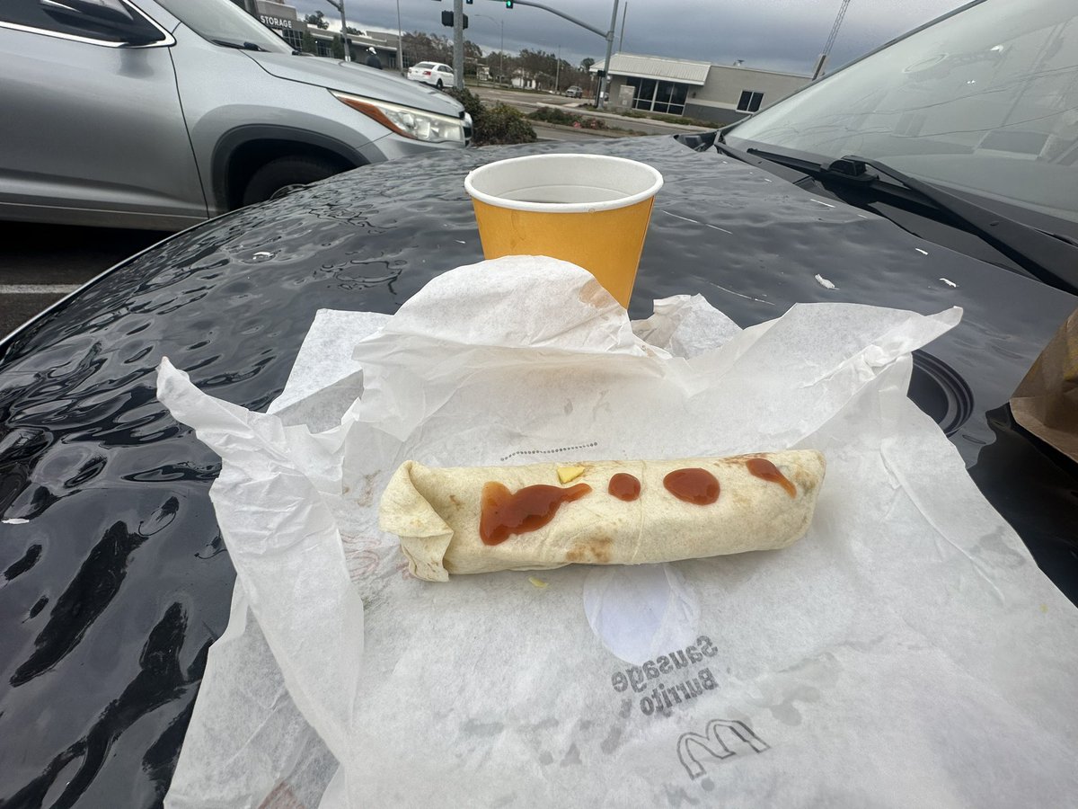ReedTimmerUSA's tweet photo. The size of the McDonald’s breakfast burrito seems to be increasing at the end of 2023. This is good to see https://t.co/1n7rFhGI3h