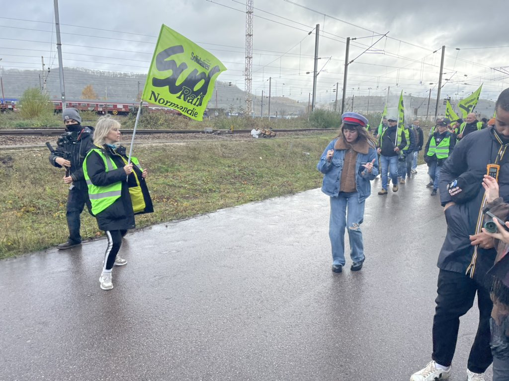 🥳 Pour finir le fil de cette journée de mobilisation #FretSNCF, nous vous annonçons une grosse surprise ces prochaines semaines qui va amplifier notre lutte #sociale et #écologique

🎤 Avec Planète Boum-boum d’@alternatiba75, nous allons monter le son de ce combat !