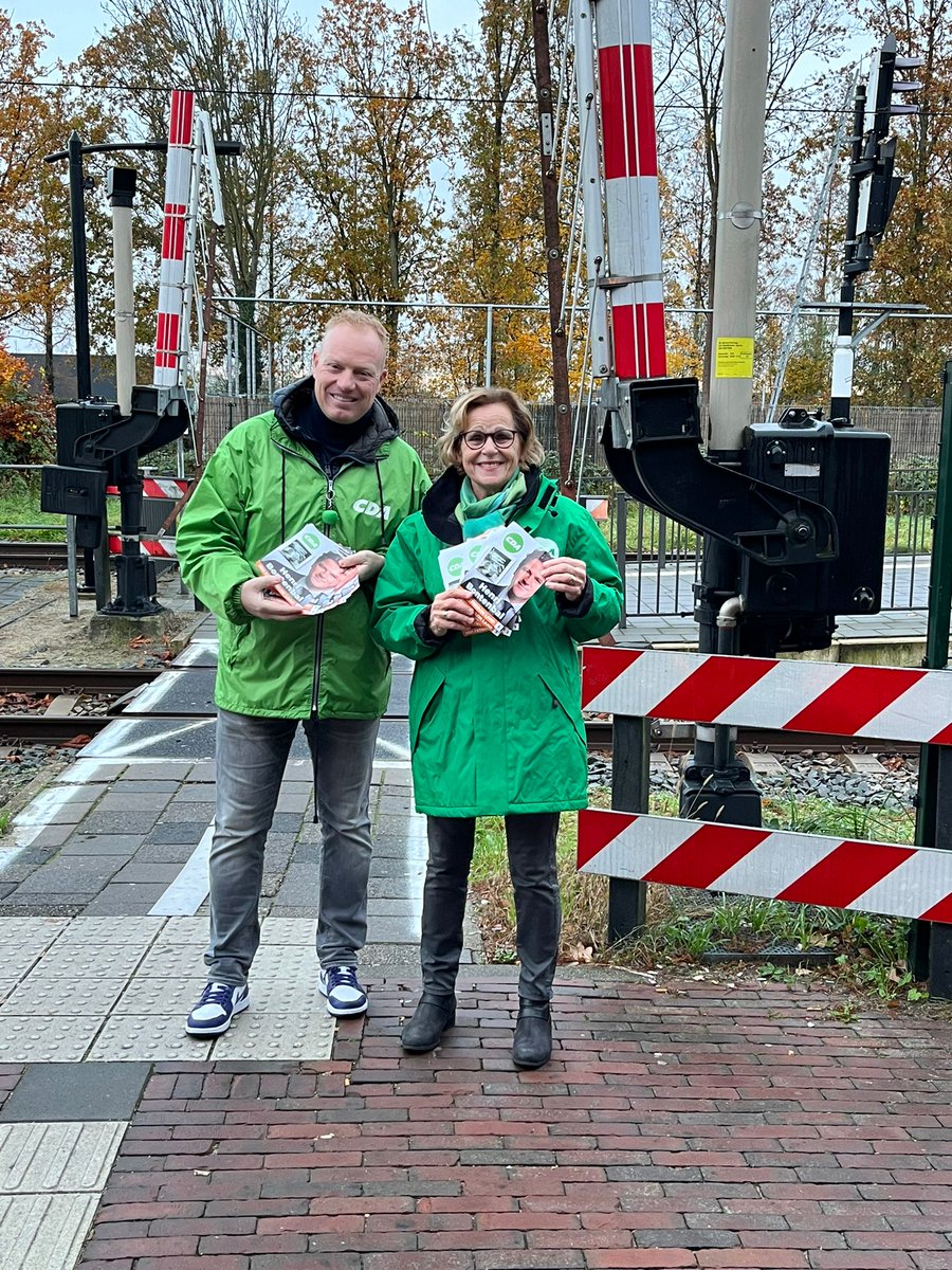 Ik #kiesHenri <a href="/AlphenCDA/">CDA Alphen a/d Rijn</a> <a href="/cdavandaag/">CDA</a> 
Flyeren met <a href="/HelmavdLouw/">Helma van der Louw</a> in #Boskoop.
#TK2023 #Fatsoen