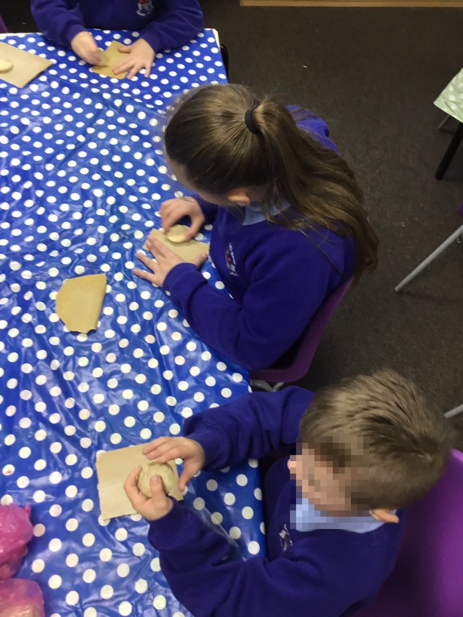 LeysFarm's tweet photo. Art Club busy preparing for the Christmas Fair. Lots of super ideas for decorations. #LFJSArt #LFJSChristmasfair https://t.co/Lmha1JqnNl