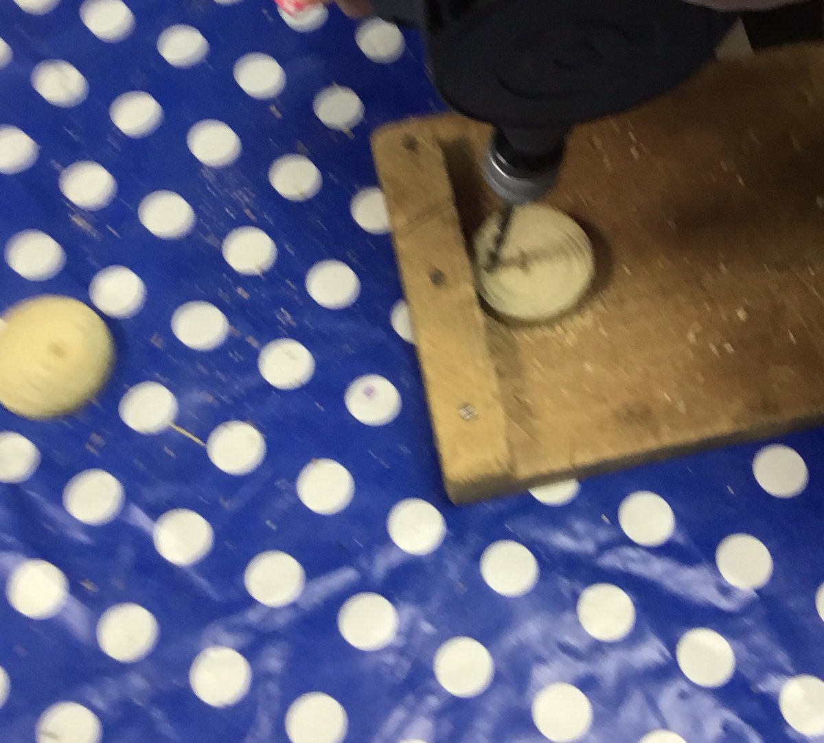LeysFarm's tweet photo. Art Club busy preparing for the Christmas Fair. Lots of super ideas for decorations. #LFJSArt #LFJSChristmasfair https://t.co/Lmha1JqnNl