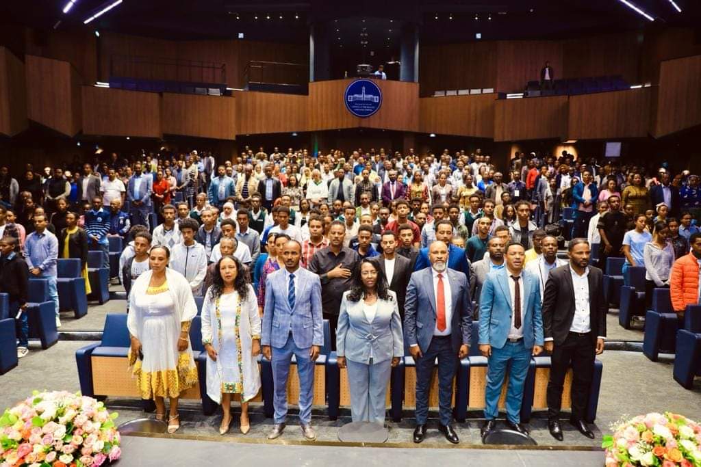 AdanechAbiebie's tweet photo. ትምህርት የትውልድ ግንባታ መሠረት ነው! 
የ2015 ዓ.ም የተገኘው የ12ኛ ክፍል መልቀቂያ ፈተና ውጤት በሰራነውና ተስፋ ባደረግነው ልክ ባይሆንም፣ ከከተማችን አልፈው እንደ ሃገርም ከፍተኛ ውጤት ያስመዘገቡ ትጉህ ተማሪዎቻችንን አመስግነን ሸልመናቸዋል።
ትምህርት የትውልድ ግንባታ ስራችን አካል በመሆኑ በላቀ ትኩረት ትምህርት ቤቶቻችንን የዕውቀት ማዕድ በማድረግ ለላቀ ውጤት የማብቃት ስራችን አሁንም ተጠናክሮ ይቀጥላል፡፡
