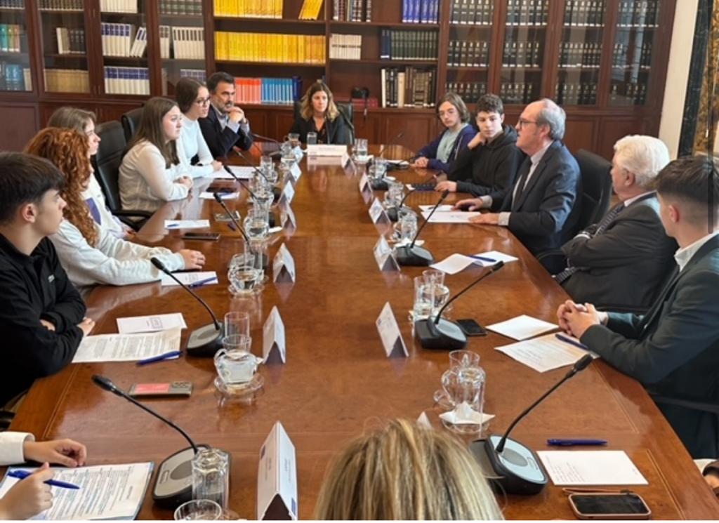 Chicos y chicas del grupo asesor de <a href="/unicef_es/">UNICEF España</a> han contado al <a href="/DefensDelPueblo/">DefensorDelPueblo</a> sus preocupaciones y propuestas para conseguir que  la educación, pobreza, salud mental, acción climática, #participacióninfantil entre otros sean derechos para todos los niños y niñas #CDN