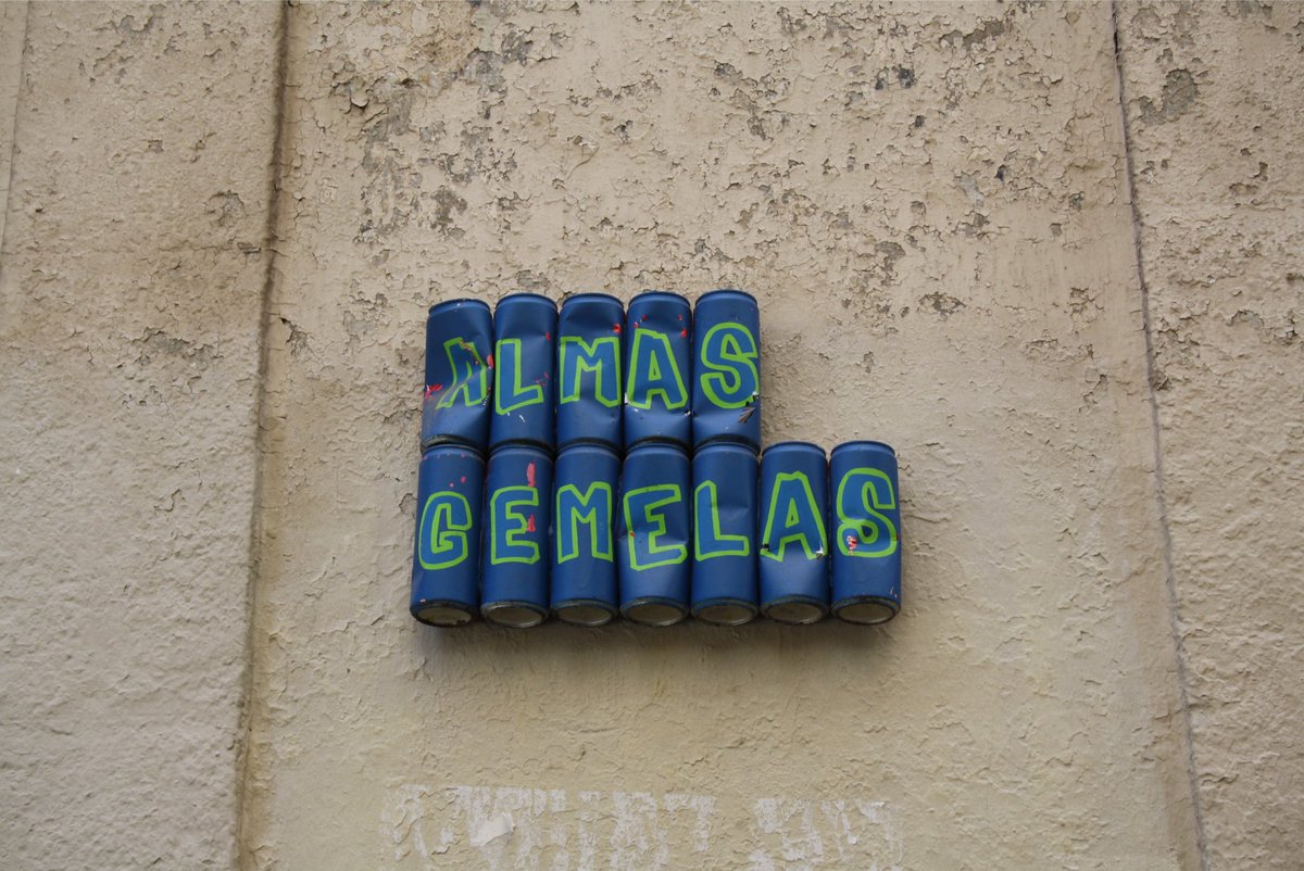 luciaboned's tweet photo. 👩🎨👨🎨“Melata el corazón” es un movimiento que decora las calles con latas pintadas.
Resulta difícil de clasificar, porque no es grafiti ni tagging ni una pegatina.
Las crean artistas anónimos que tienen cuenta en Instagram además de algunas exposiciones.
#melata https://t.co/HdyjxAbc6T