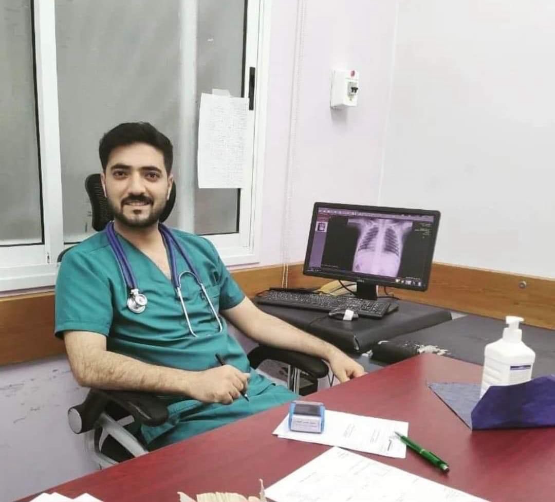 Lolwah_Alkhater's tweet photo. حدثتني يومها عن أحلامك، عن شغفك بالطب وأن إمعان الاحتلال الإسرائيلي لن يزيدك إلا إصرارا. 

يالله يا أحمد، يا وجع القلب، أعتذر منك يا عزيزي .. أعتذر منك فقد خذلتك، أعتذر منك وأنا أعلم أنك لن تقرأ هذه الرسالة بعد أن اغتالتك يد الغدر التي اغتالت كل شيء جميل في #غزة 

للتو بلغني نبأ استشهادك، ارقد بسلام بجوار ربّ كريم.. لا ظلم بعد اليوم يا عزيزي… لا قصف، لا دمار، لا أشلاء ولا وجع يعصر قلبك على كل مكلوم وطفل يمرّ بين يديك … لا خوف بعد اليوم، اليوم فقط ربّ عادل كريم، آنسك الله بقربه وأعان أهلك من بعدك. 

رحمك الله وجعل الفردوس الأعلى مستقرّك ومثواك.