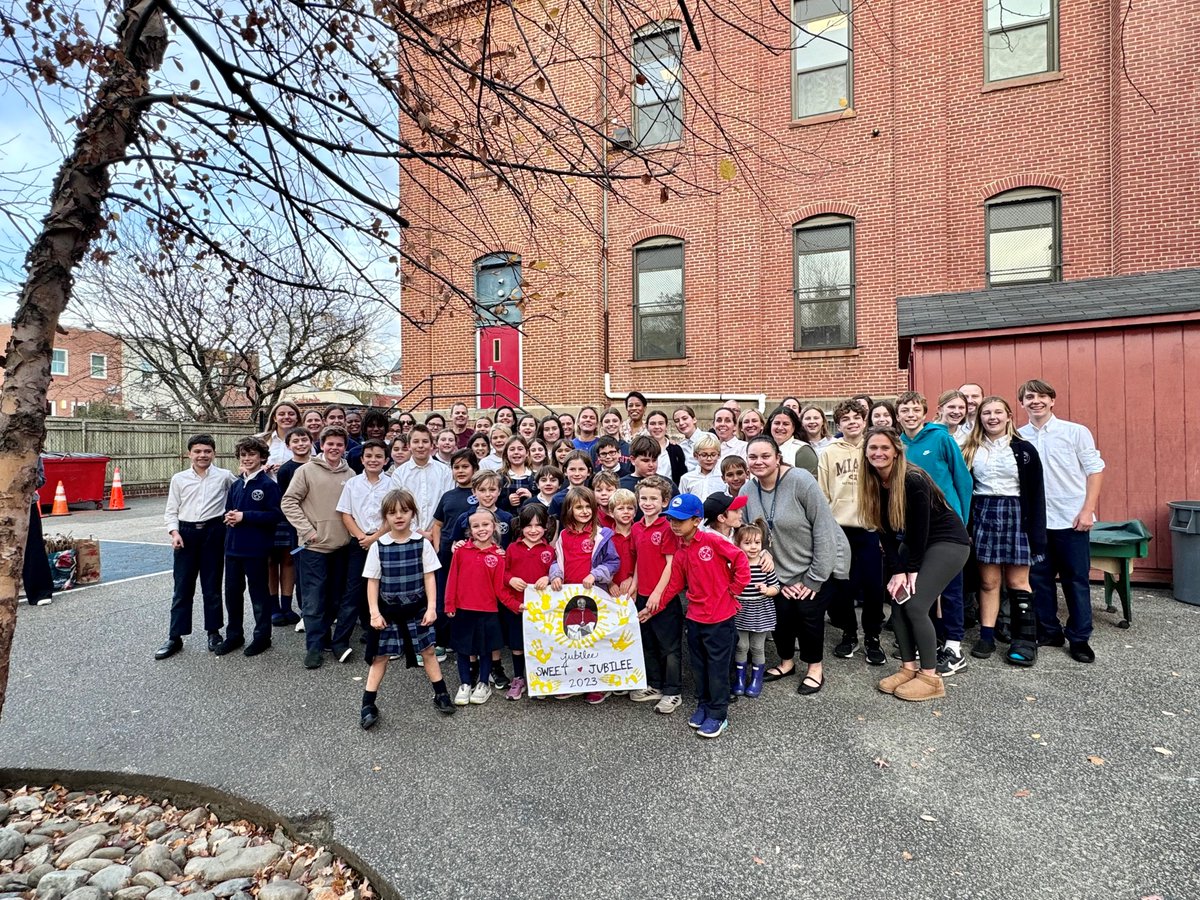 SPS Student Families gathered last week to fight hunger in Ward 6, collecting 117 boxes of food for the 36th Annual Greg Gannon Canned Food Drive! More ➡ stpeterschooldc.org/st-peter-schoo…

#ADWcommUNITY #CardinalGregory #yearofservice