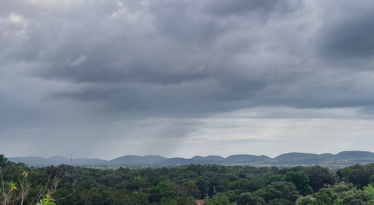 bien nublada la costa sur de Lajas y ya se ve venir lluvia! @adamonzon @DeborahTiempo @carlosomartv @EliRobainaTV @SLopezTiempo @rcortestv2 @zamiratv