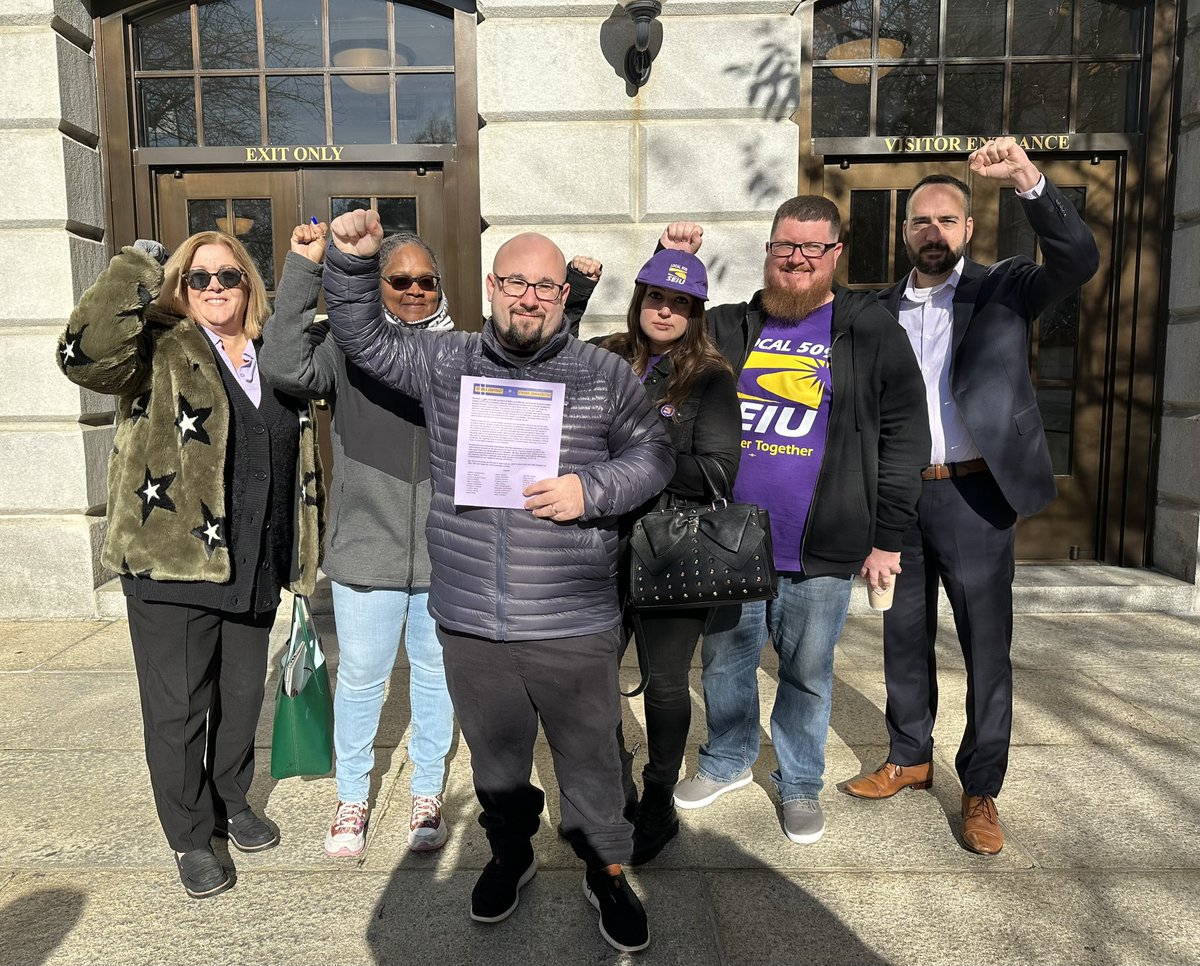 SEIU509's tweet photo. 🚨 BREAKING 🚨 We delivered a petition to @MassGovernor with over 4K signatures calling on her to authorize our contracts!

State workers risk their safety due to vacancies across agencies; now, they’re at risk of not seeing the raises they’re owed before the holidays. #mapoli https://t.co/aonerIw2pC
