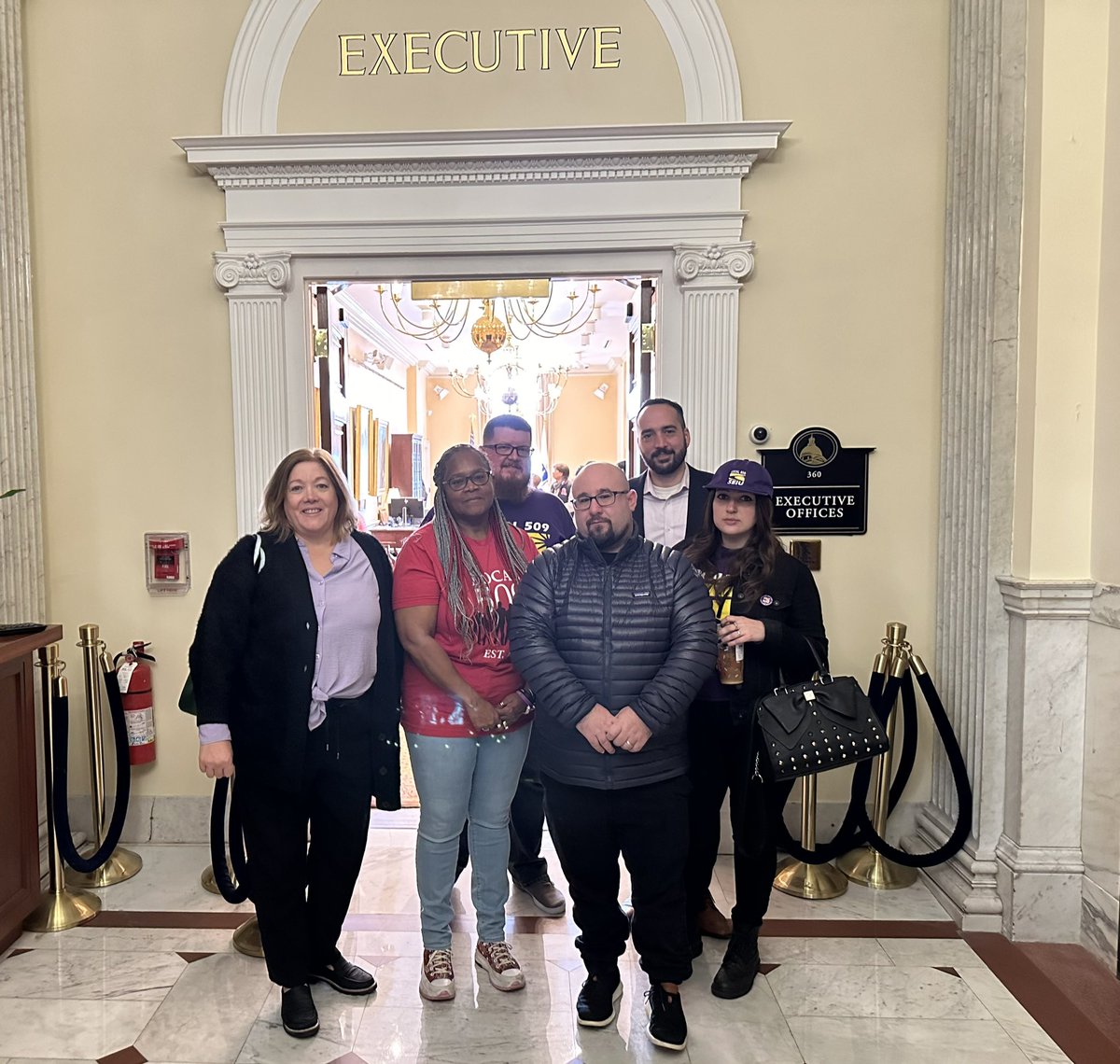 SEIU509's tweet photo. 🚨 BREAKING 🚨 We delivered a petition to @MassGovernor with over 4K signatures calling on her to authorize our contracts!

State workers risk their safety due to vacancies across agencies; now, they’re at risk of not seeing the raises they’re owed before the holidays. #mapoli https://t.co/aonerIw2pC