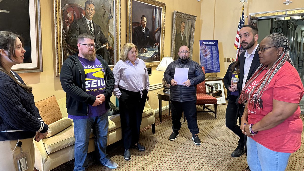 SEIU509's tweet photo. 🚨 BREAKING 🚨 We delivered a petition to @MassGovernor with over 4K signatures calling on her to authorize our contracts!

State workers risk their safety due to vacancies across agencies; now, they’re at risk of not seeing the raises they’re owed before the holidays. #mapoli https://t.co/aonerIw2pC
