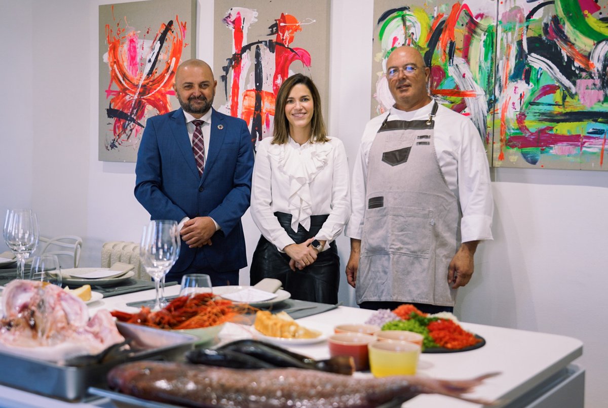 ViajaVuelaVive's tweet photo. Iberia Express y Turismo de Gran Canaria se alían para promocionar la gastronomía como atractivo turístico de la isla. De la mano del chef Nelson Pérez, han organizado un show cooking de cocina creativa con foco en el producto local, como el pescado de las costas de Gran Canaria. https://t.co/RguuJVXjm4