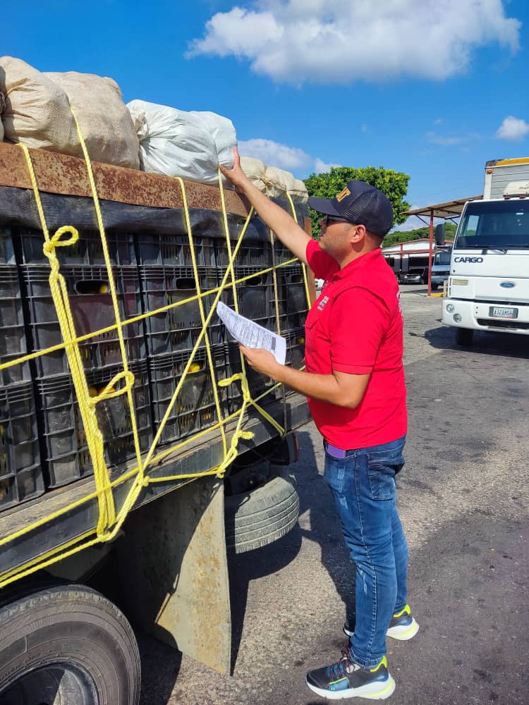 SENIAT_Oficial's tweet photo. El #SENIAT a través de la #AduanaPSanAntonioDelTáchira conjunto a la #GerenciaDeTributosRegiónLosAndes se encuentran desplegados en el punto de control #LaTendida del estado #Táchira, velando por el cumplimiento de la legislación aduanera y tributaria.
#UnidadEstudiantil https://t.co/aFQnmQapQ6