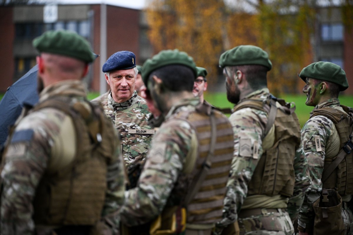 MonarchieBe's tweet photo. Le Roi rencontre les militaires et les civils en formation au camp militaire Roi Albert à Marche-en-Famenne.

🪖 Il s’informe sur les différents statuts au sein de @BelgiumDefence, la coopération interne et la politique du personnel. https://t.co/LBHIcaQfKU