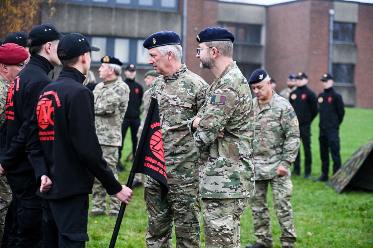 MonarchieBe's tweet photo. Le Roi rencontre les militaires et les civils en formation au camp militaire Roi Albert à Marche-en-Famenne.

🪖 Il s’informe sur les différents statuts au sein de @BelgiumDefence, la coopération interne et la politique du personnel. https://t.co/LBHIcaQfKU