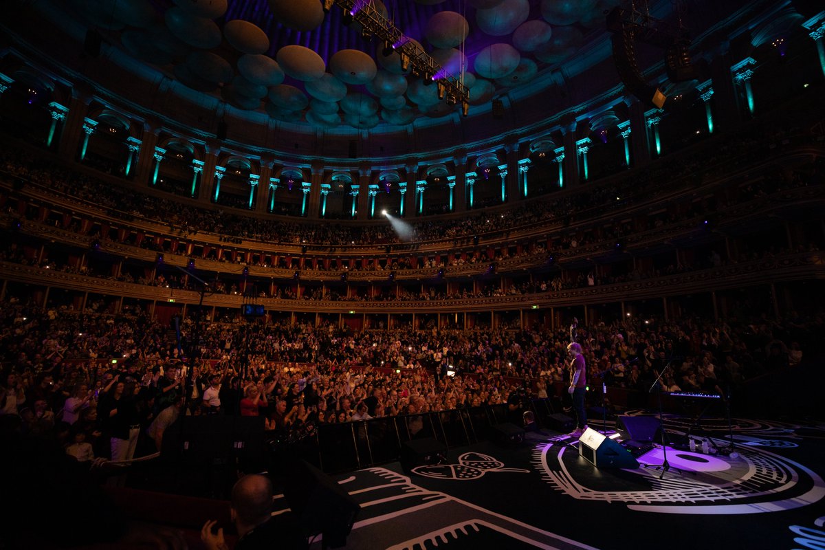 edsheeran's tweet image. A magical few nights at the @RoyalAlbertHall in London, for the Last Days of Autumn 💫

#AutumnVariations

📸 @MarkSurridge
