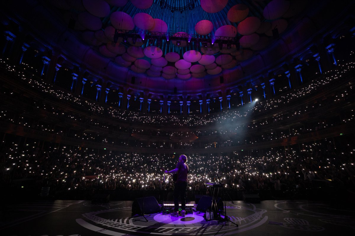 edsheeran's tweet image. A magical few nights at the @RoyalAlbertHall in London, for the Last Days of Autumn 💫

#AutumnVariations

📸 @MarkSurridge