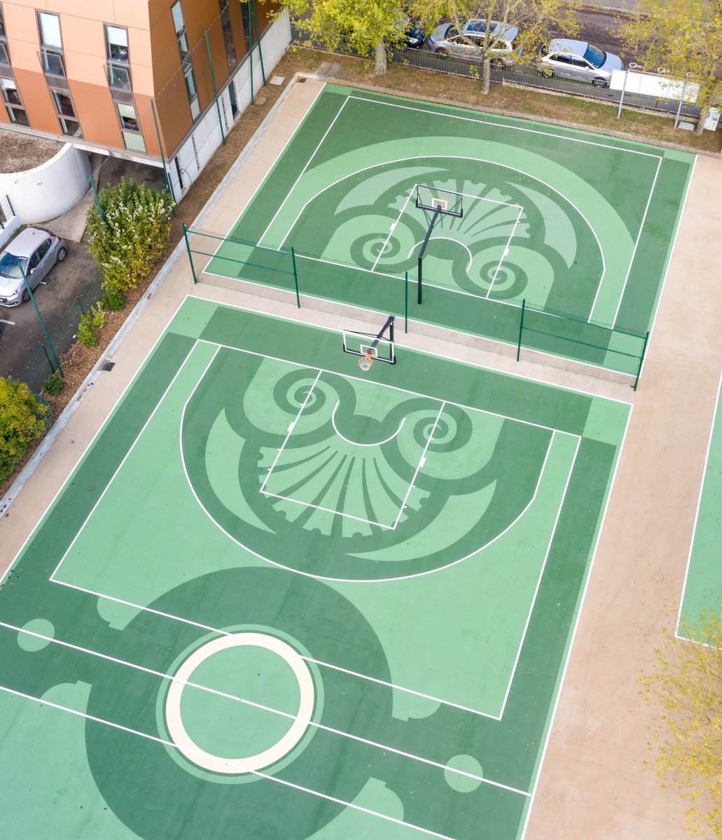 FdeMazieres's tweet photo. #Versailles invente le terrain de #Basket "à la française"!
Les lignes de délimitation de notre nouveau terrain de Basket-ball à trois accompagnent un graphisme symétrique inspiré des jardins d'André Le Nôtre. https://t.co/8LWCFNOROP
