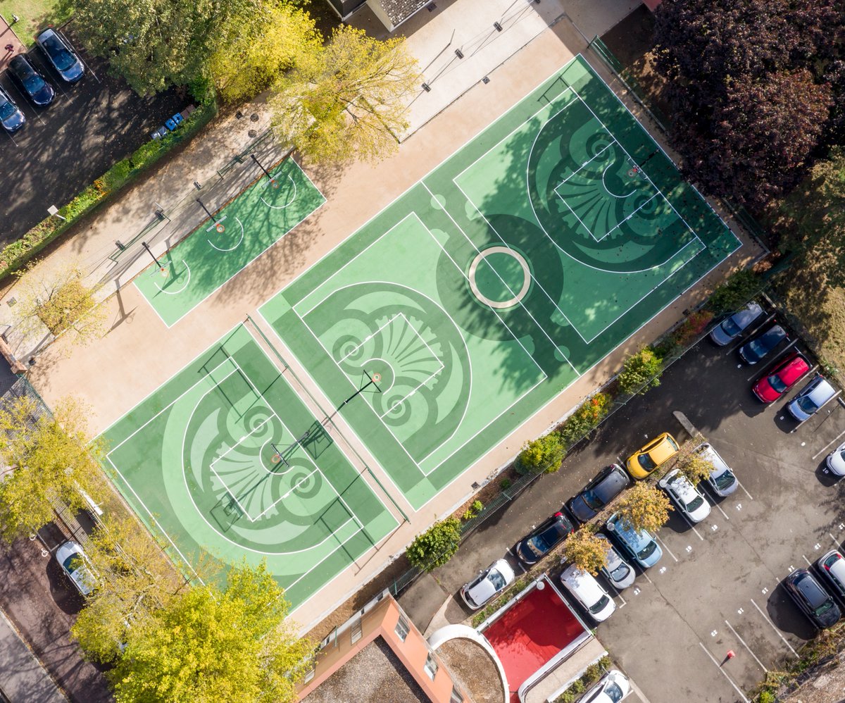 FdeMazieres's tweet photo. #Versailles invente le terrain de #Basket "à la française"!
Les lignes de délimitation de notre nouveau terrain de Basket-ball à trois accompagnent un graphisme symétrique inspiré des jardins d'André Le Nôtre. https://t.co/8LWCFNOROP