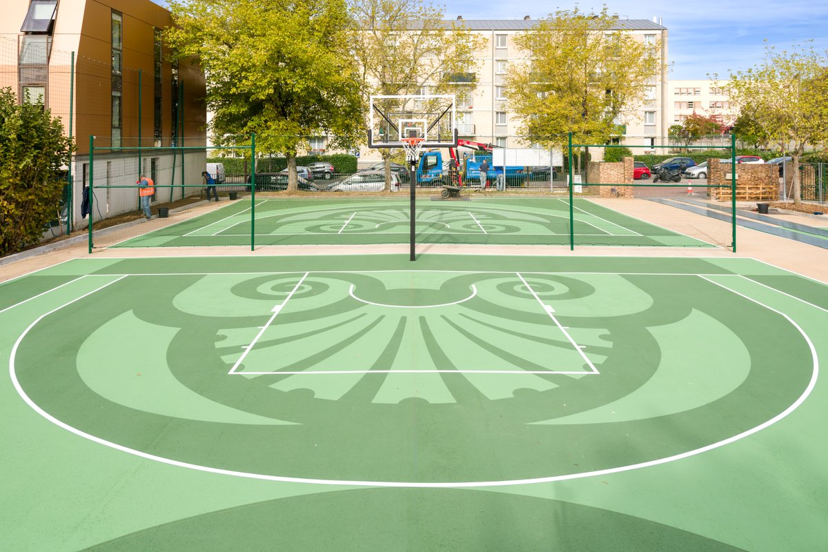 FdeMazieres's tweet photo. #Versailles invente le terrain de #Basket "à la française"!
Les lignes de délimitation de notre nouveau terrain de Basket-ball à trois accompagnent un graphisme symétrique inspiré des jardins d'André Le Nôtre. https://t.co/8LWCFNOROP